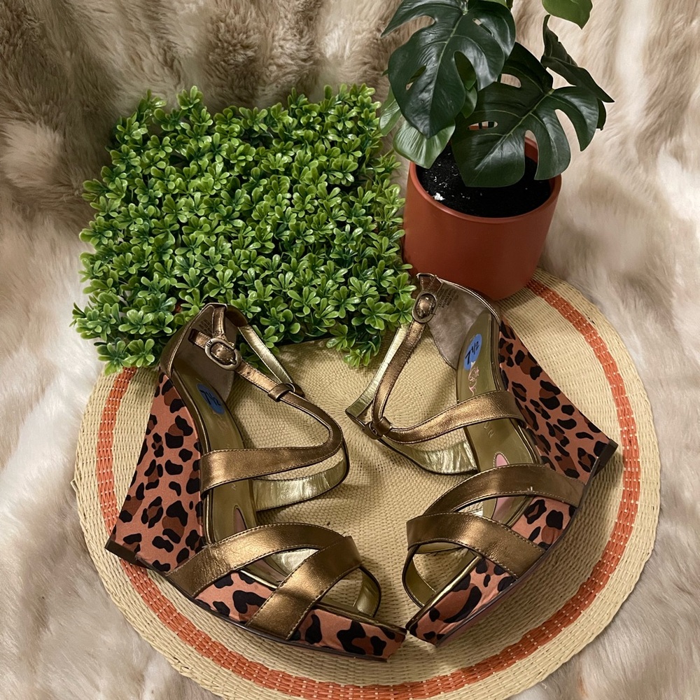 Paris Hilton tiger cheetah 🐆 print wedge sandals